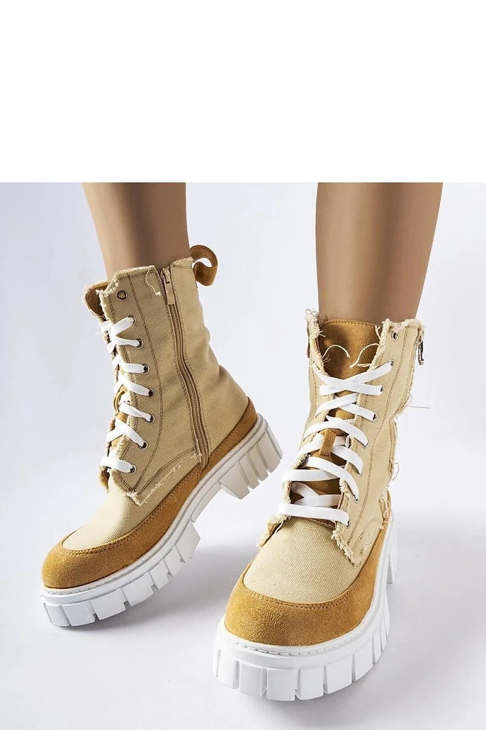 Beige insulated Crispiero boots