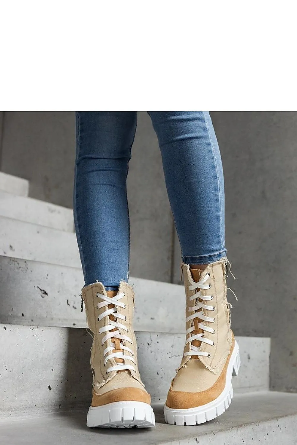 Beige insulated Crispiero boots
