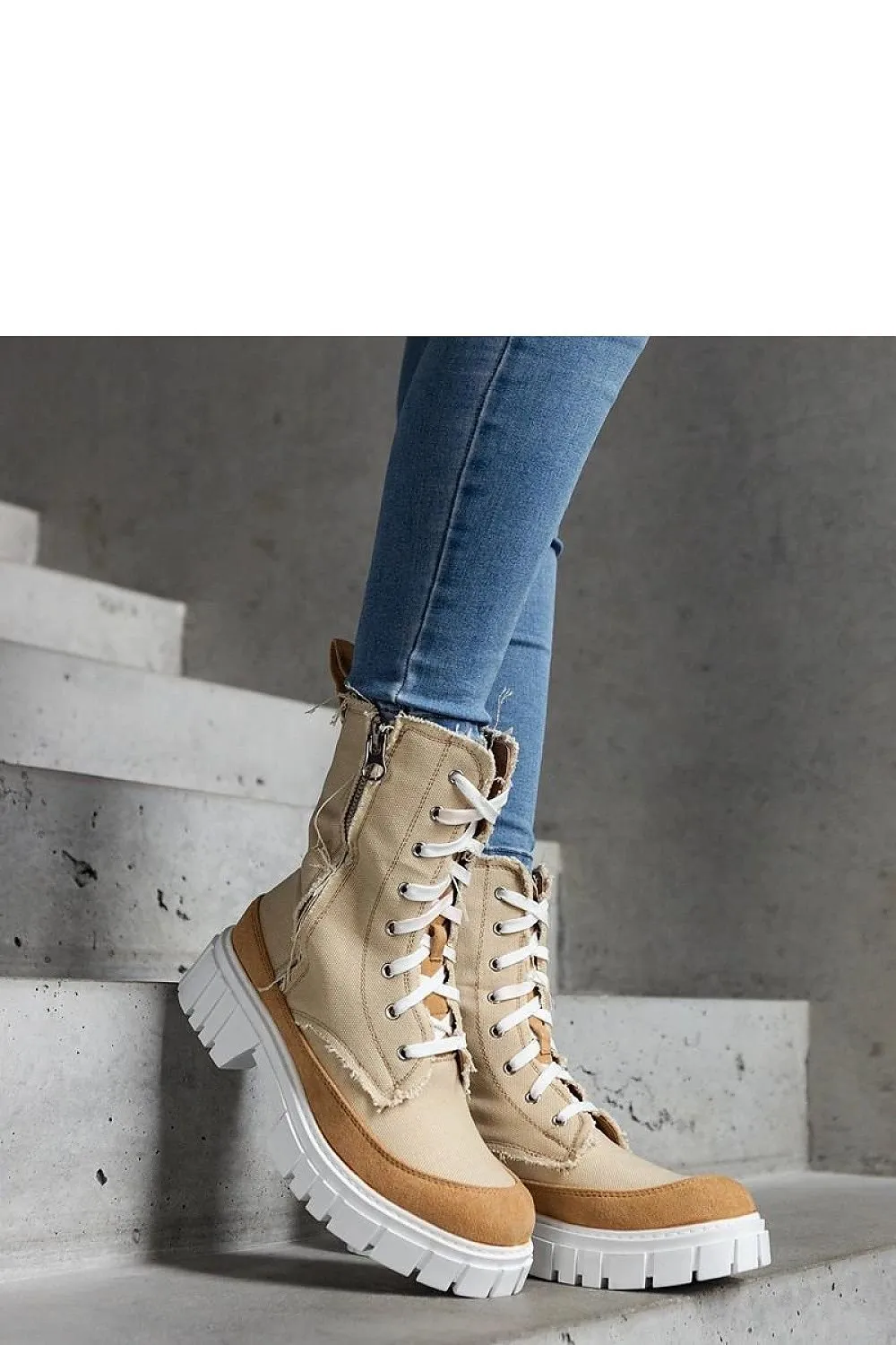 Beige insulated Crispiero boots
