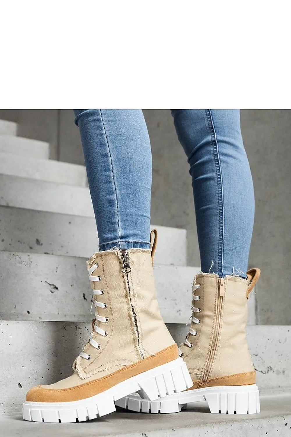Beige insulated Crispiero boots