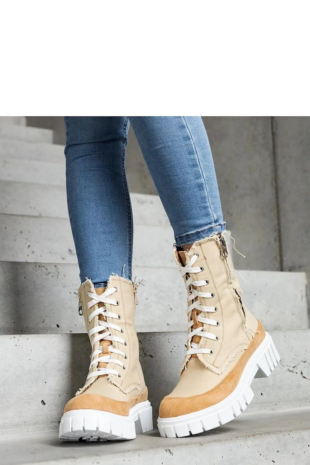 Beige insulated Crispiero boots