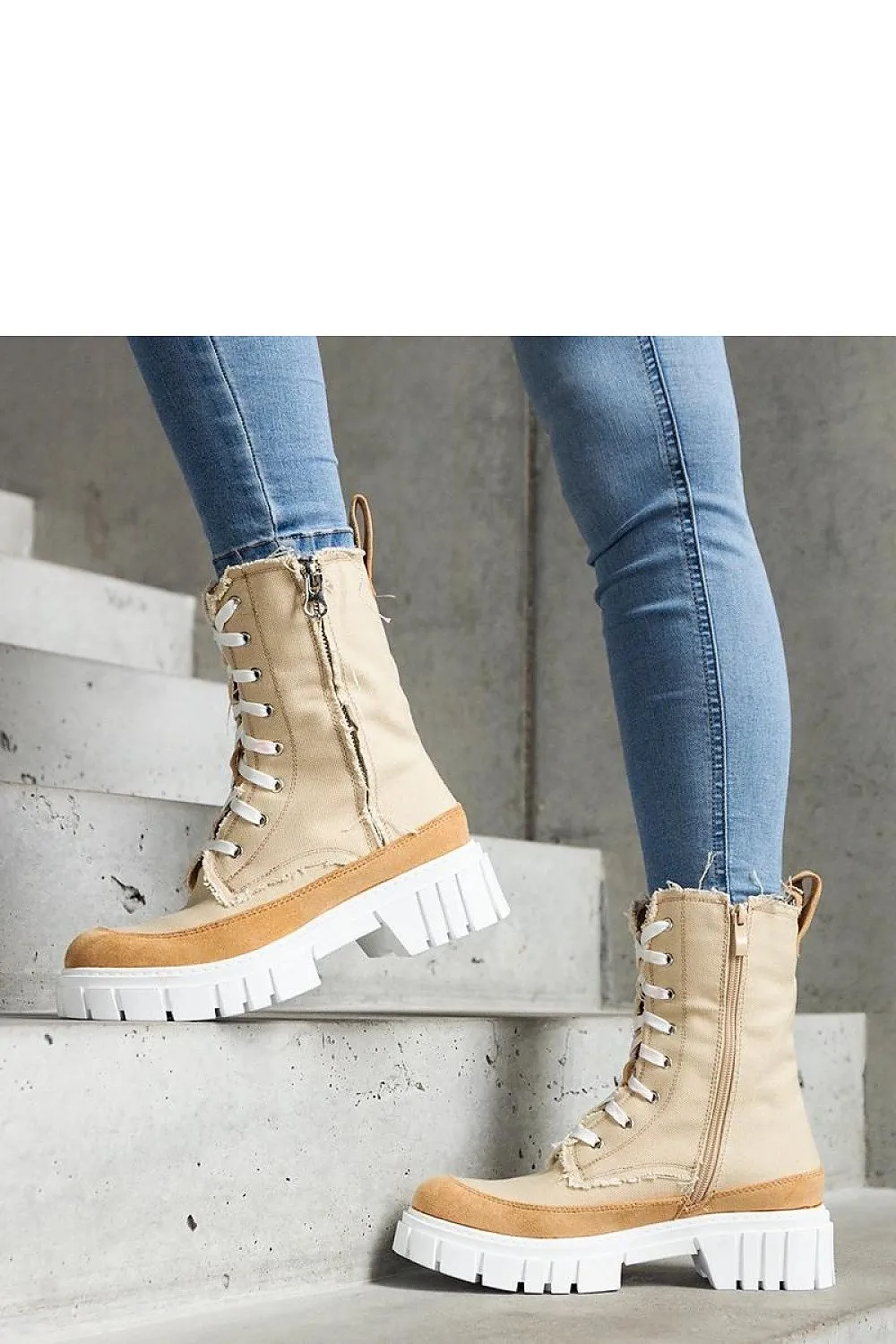 Beige insulated Crispiero boots