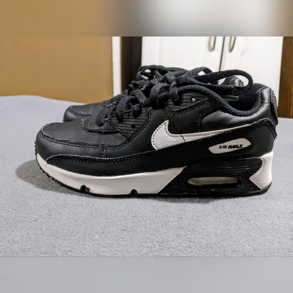 Nike Air Max sz 2.5Y kids black and white‎