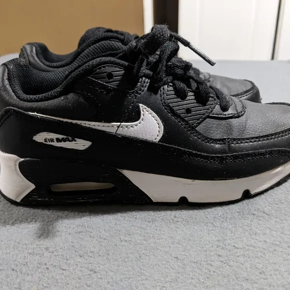 Nike Air Max sz 2.5Y kids black and white‎