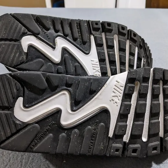 Nike Air Max sz 2.5Y kids black and white‎