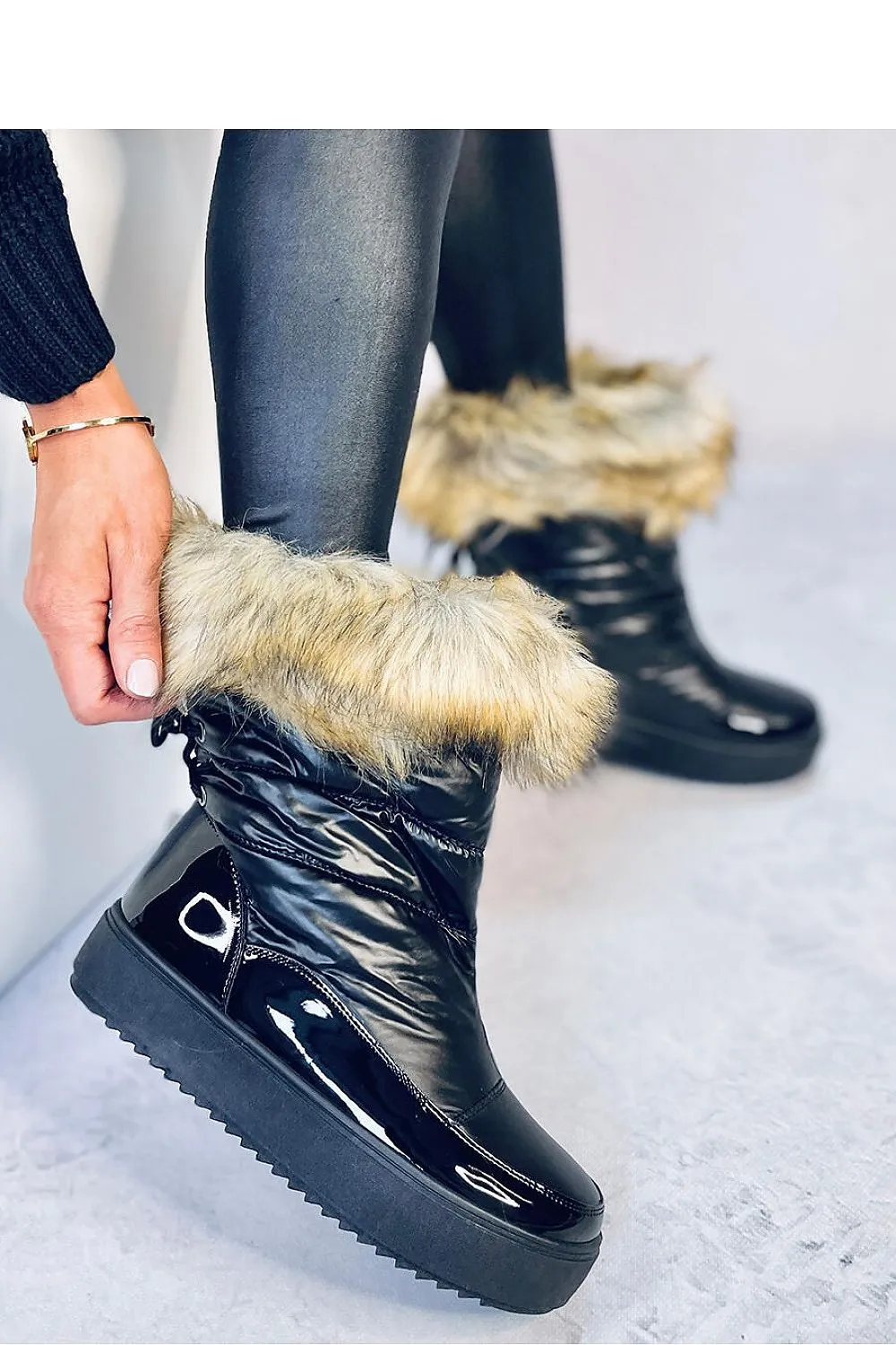 Snow boots