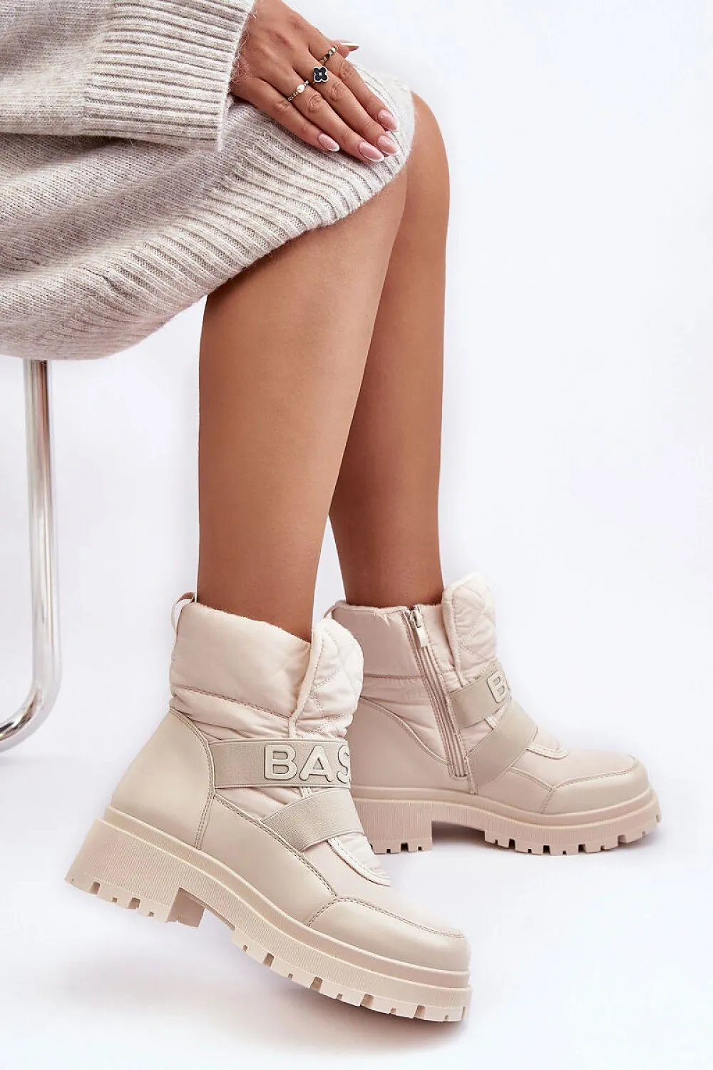 Snow boots