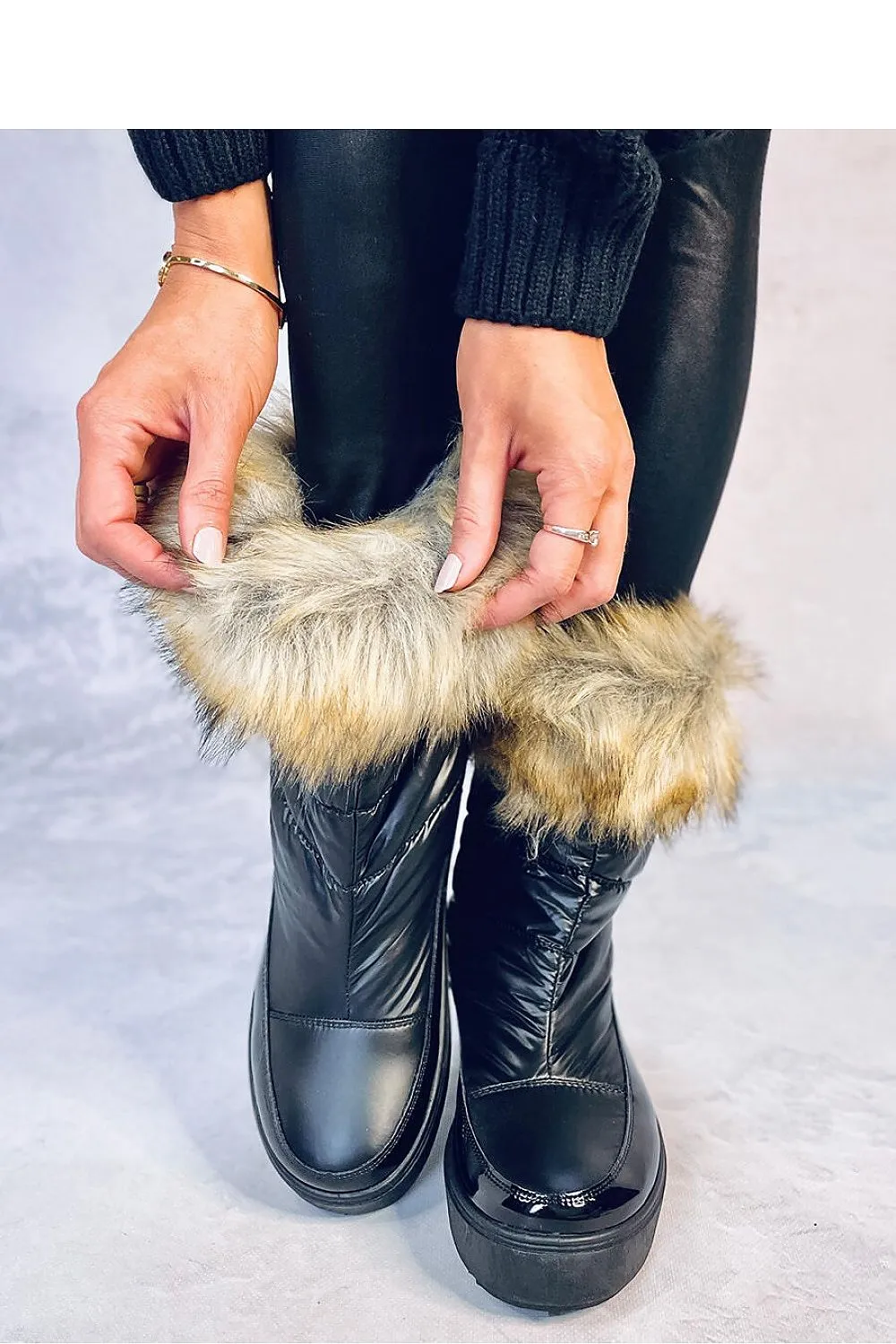 Snow boots