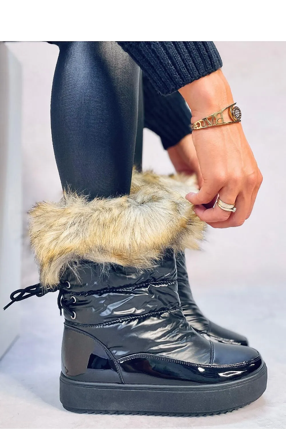 Snow boots